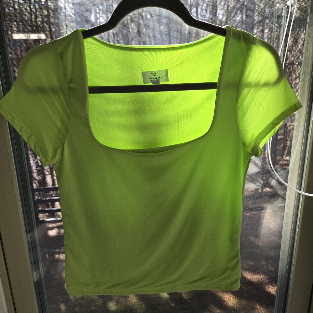 NWOT WOMEN's "Live In The Moment" Vibe Lime Green Top Size Medium - Picture 3 of 4